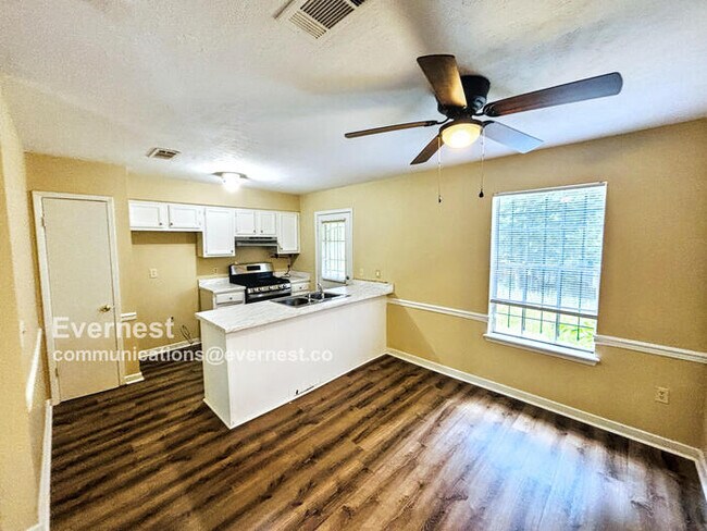 Foto del edificio - Charming 3-Bedroom Home with Comfort and C...
