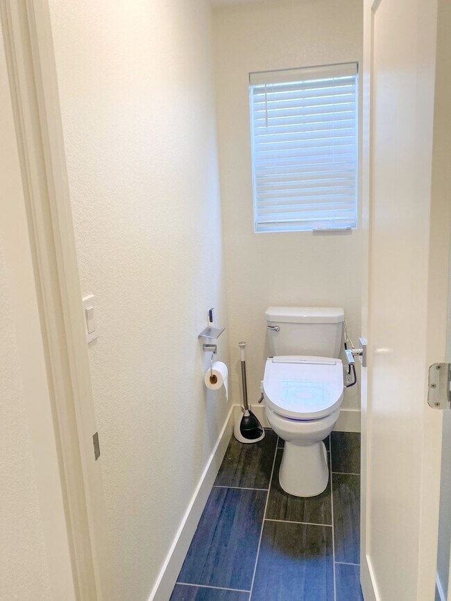 Foto del edificio - Charming 4 bed, 4.5 bath townhome