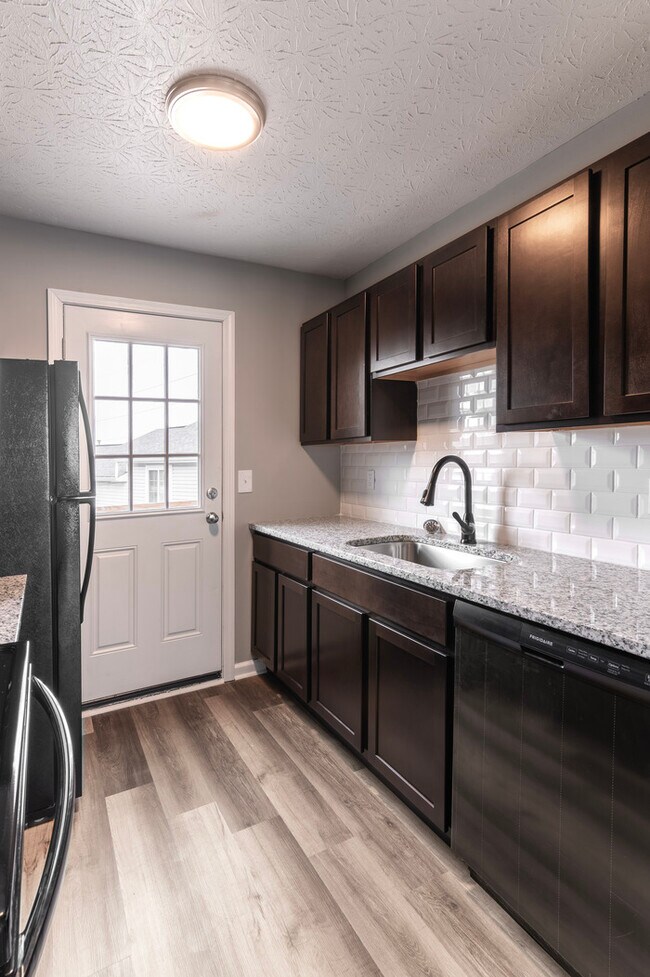 Foto del edificio - 2 Bedroom Townhome Apartment!