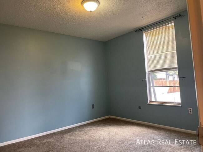 Foto del edificio - 331 N Columbine St