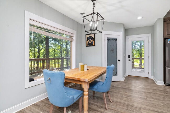 Building Photo - 930 Loring Mill Rd