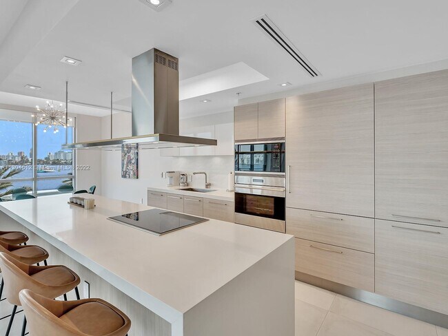 Building Photo - 17111 Biscayne Blvd