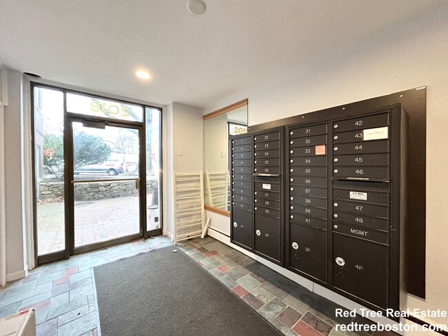 Photo - 2018 Commonwealth Ave Apartment