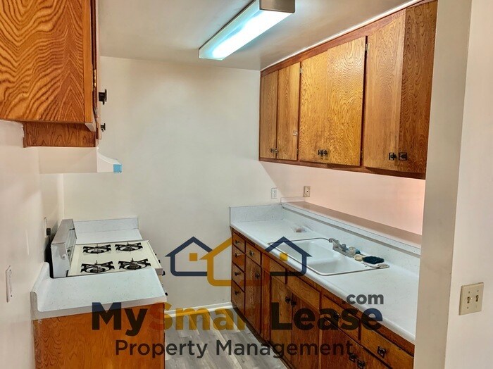 Building Photo - Upstairs 2 bedroom unit for rent!