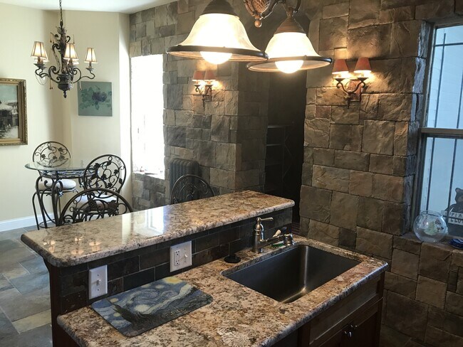Foto del edificio - Beautiful 3 Bed / 2.5 Bath Summit Ave Cond...
