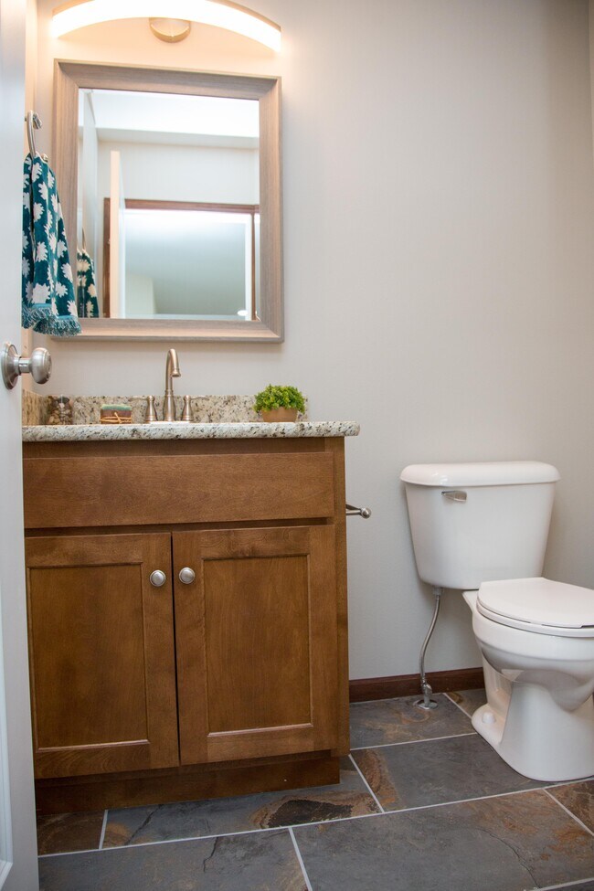 Baño para invitados en el piso principal - 6383 Pawnee Ln