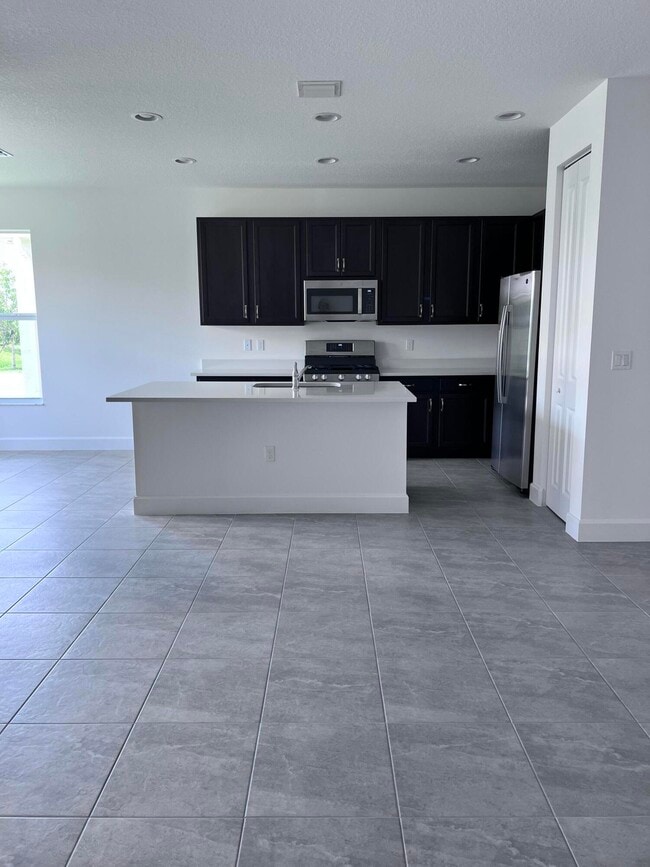 Building Photo - 11815 SW Silverlake Falls Dr