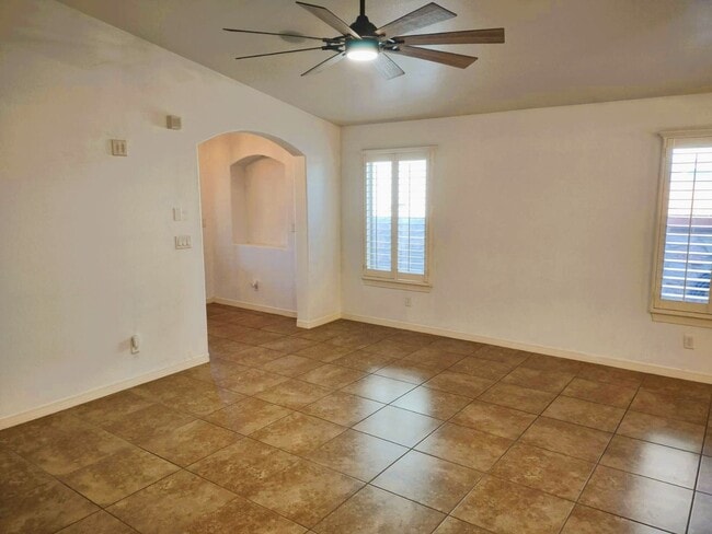 Foto del edificio - Immaculate Single Level Eastside Home With Refrigerated Air Located In Quiet Neighborhood