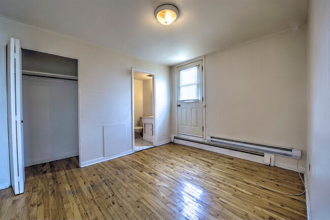 Building Photo - 402 Av. Copernic