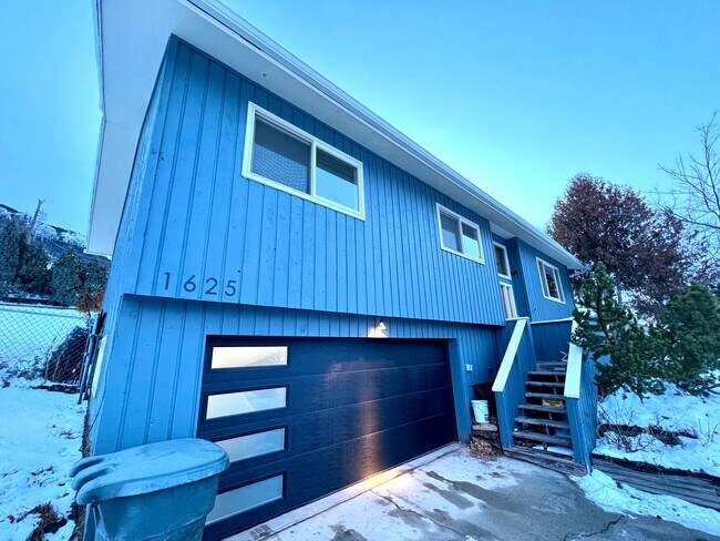 Foto del edificio - Pet Friendly 4 Bed 3 Bath Single Family Home on Westside W/ Fully Fenced yard, Attached Garage!