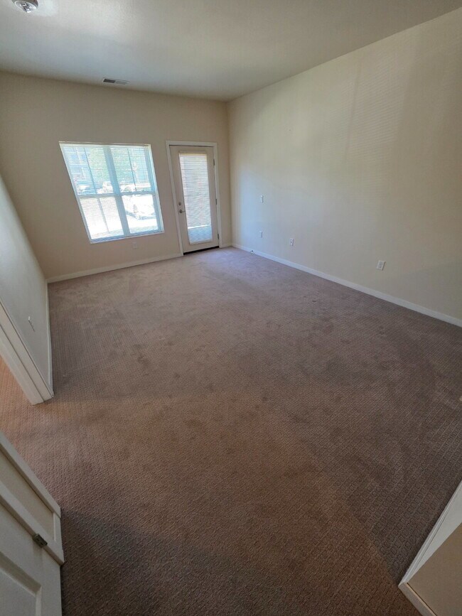 Foto del edificio - *HANDICAP ACCESSIBLE UNIT* 1 Bedroom | 1 Bathroom Lower Level Apartment Unit Available RIGHT NOW!