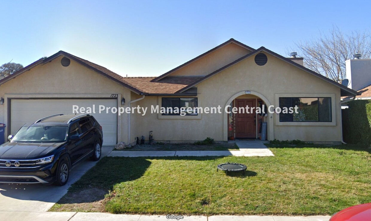 Primary Photo - AVAILABLE MAY - 3 Bedroom, 2 Bath Paso Rob...