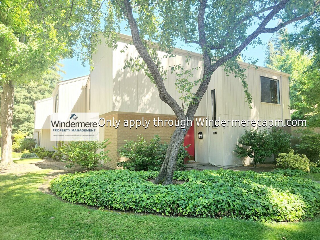 Foto principal - Gorgeous Campus Commons Home Available Now!
