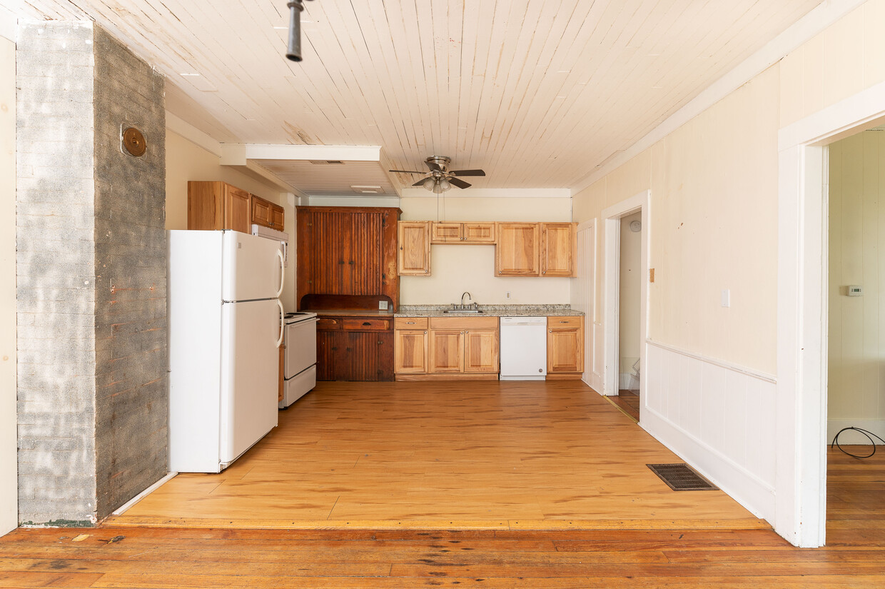 Kitchen: Kitchen Dining area are one open room - 1602 E Main St