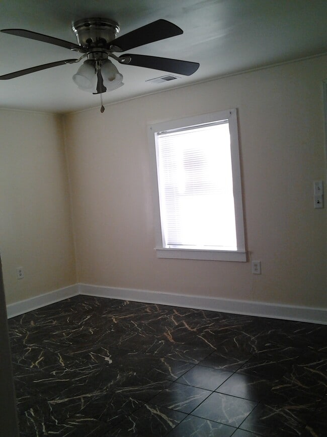 Building Photo - 1654 Folly Rd