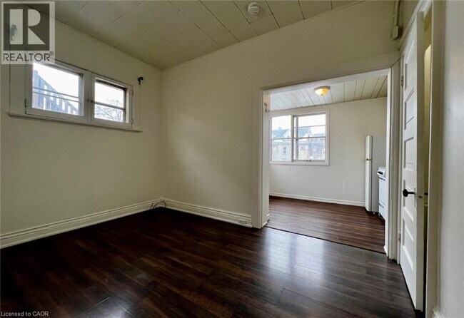 Photo du bâtiment - 299 Central Ave