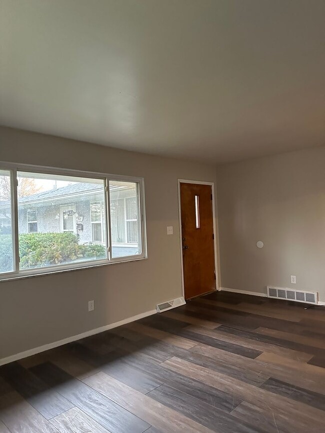 Building Photo - 919-921-921 S Weyant Ave