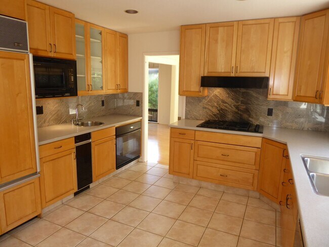Foto del edificio - SPACIOUS FOUR BEDROOM / THREE AND HALF BAT...