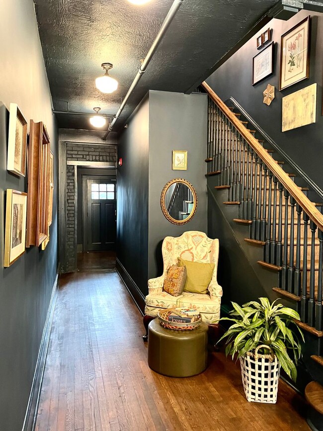 Building Photo - Renovated Historic One Bedroom Apartment D...