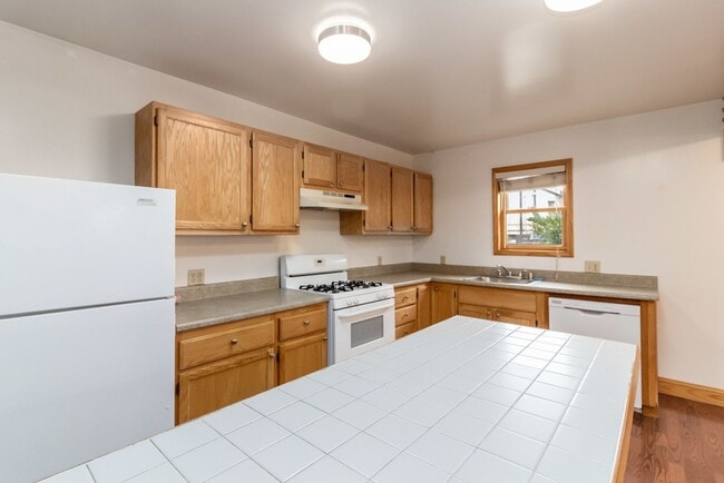 Foto del edificio - 2037 Clinton Ave