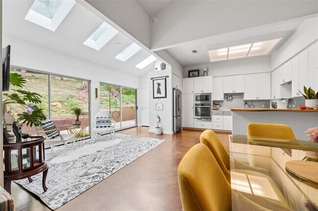 Building Photo - 806 Canyon Creek