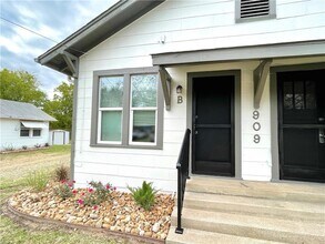 Building Photo - 909 Bina St