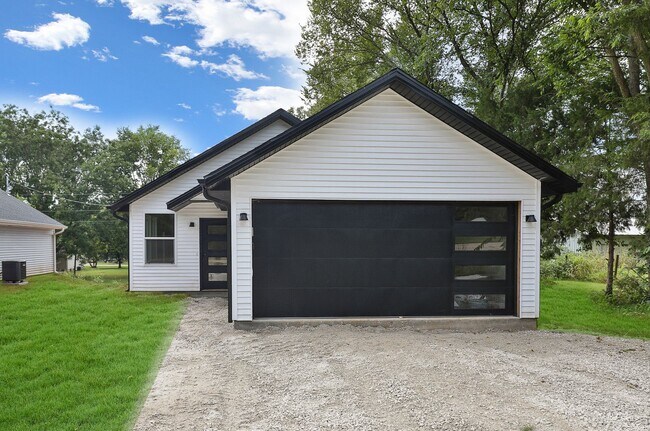 Foto del edificio - BRAND NEW 3 Bedroom | 2 Bathroom | 2 Car Garage HOME -- 1400 sqft, PETS WELCOME!