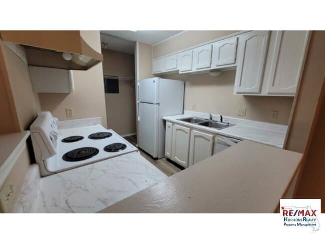 Building Photo - Wonderful totally remodeled condo with **P...