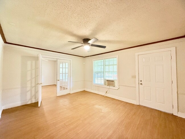 Foto del edificio - Charming 2-Bedroom Home with Office