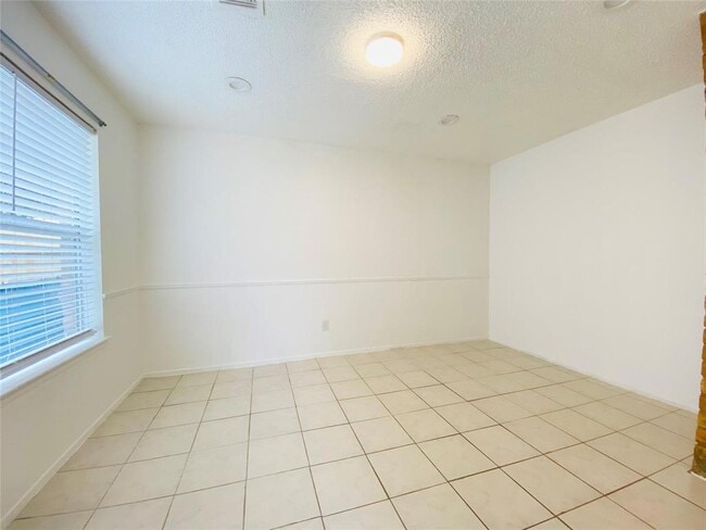 Building Photo - 16118 Pasadero Dr