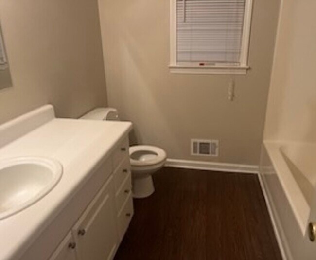 Building Photo - Tons of space and room to entertain!! Open...