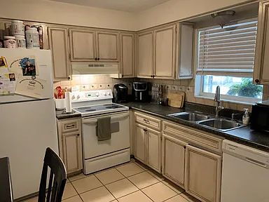 Foto del edificio - Charming 3BR Home | Large Fenced Yard + Prime Location
