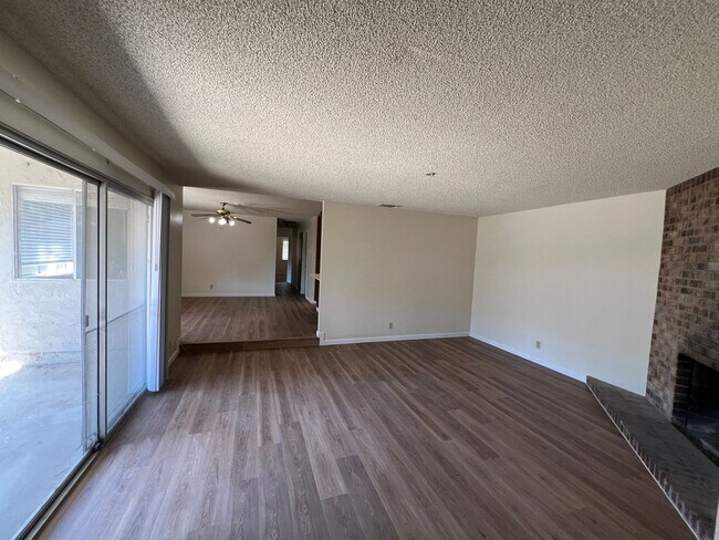 Building Photo - 061