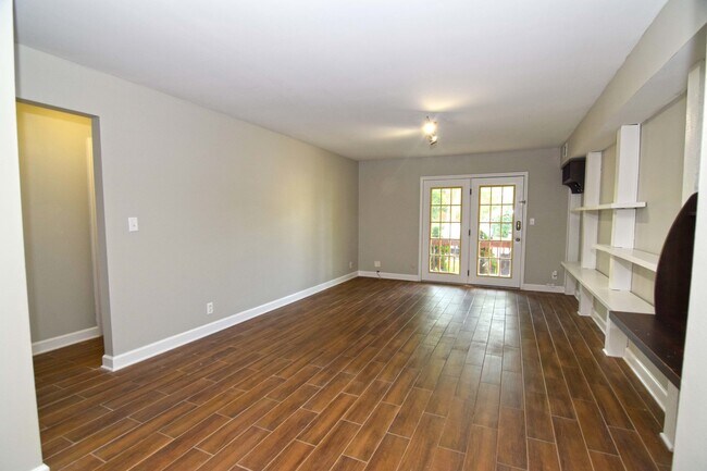 Foto del edificio - 1925 Tall Oaks Dr