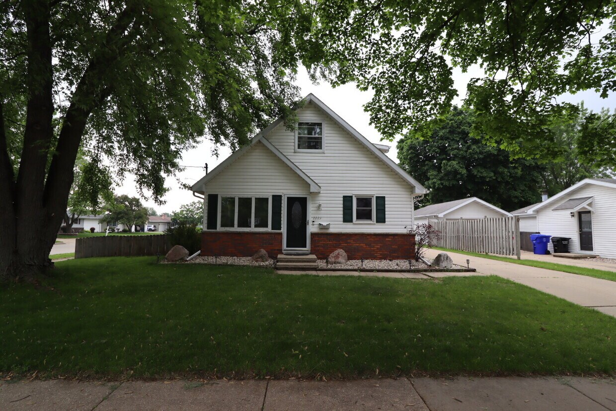 Foto principal - "Spacious 4-Bedroom 2 Bath with Finished B...