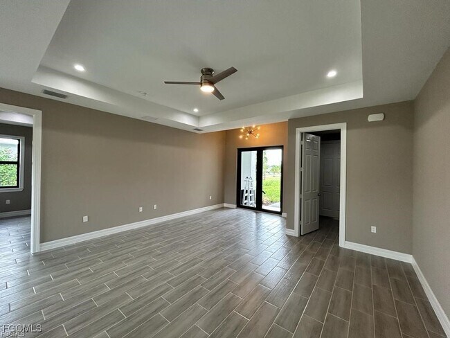 Foto del edificio - 4827 Everglades Blvd N