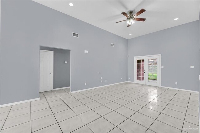 Building Photo - 4621 W Maple Ave