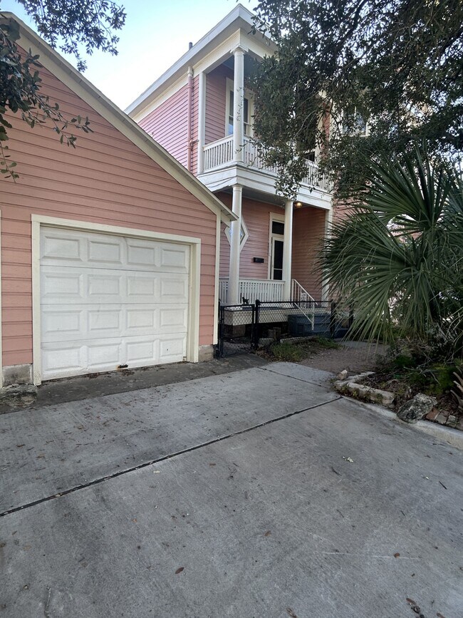 El garaje en primer plano viene con el apartamento. Hay un abridor de puertas de garaje. - 1118 25th St