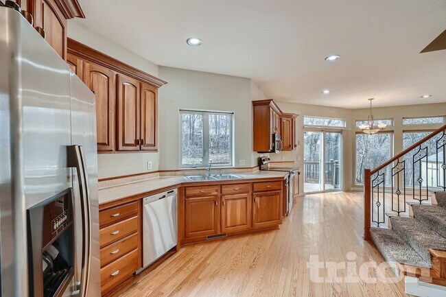 Foto del edificio - 2296 Highwood Ave E