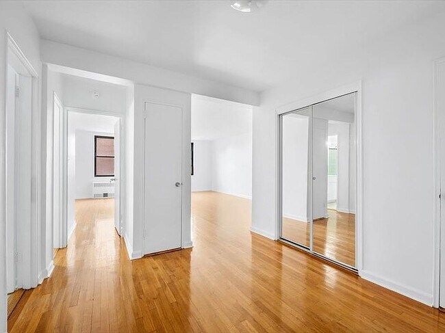 Building Photo - 2 West End Ave