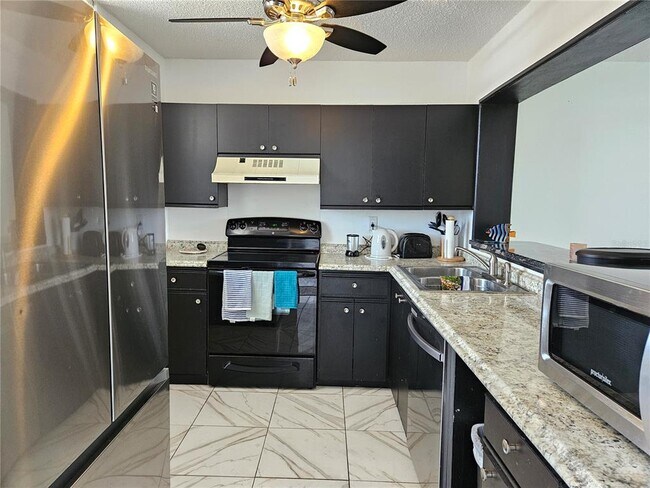 Building Photo - 7425 Bay Island Dr S
