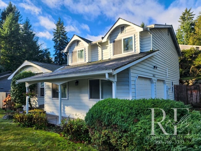 Foto del edificio - Spacious Silverdale Tri-Level with Hot Tub & Stylish Kitchen