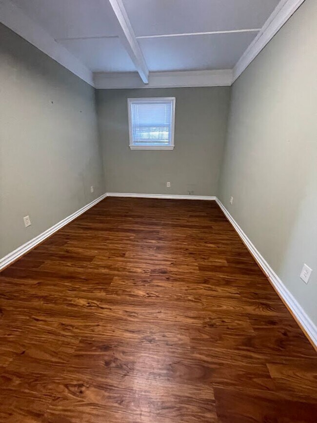 Building Photo - Cozy one bedroom just two minutes from Dow...