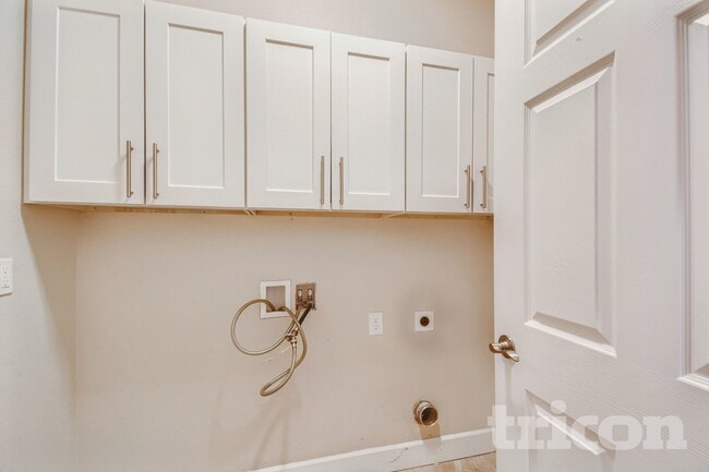 Building Photo - 9805 W Hinsdale Pl