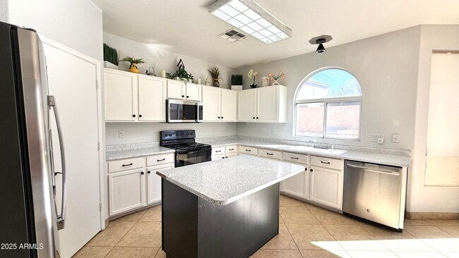 Building Photo - 1103 E Grove St