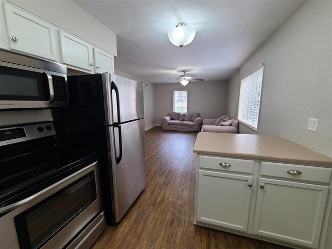Building Photo - 400 Grandview Ct