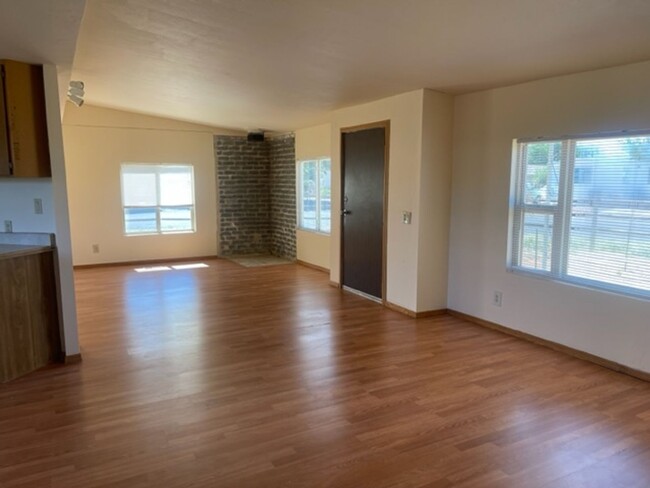 Building Photo - 2 bed 2 bath double wide mobile with Evapo...