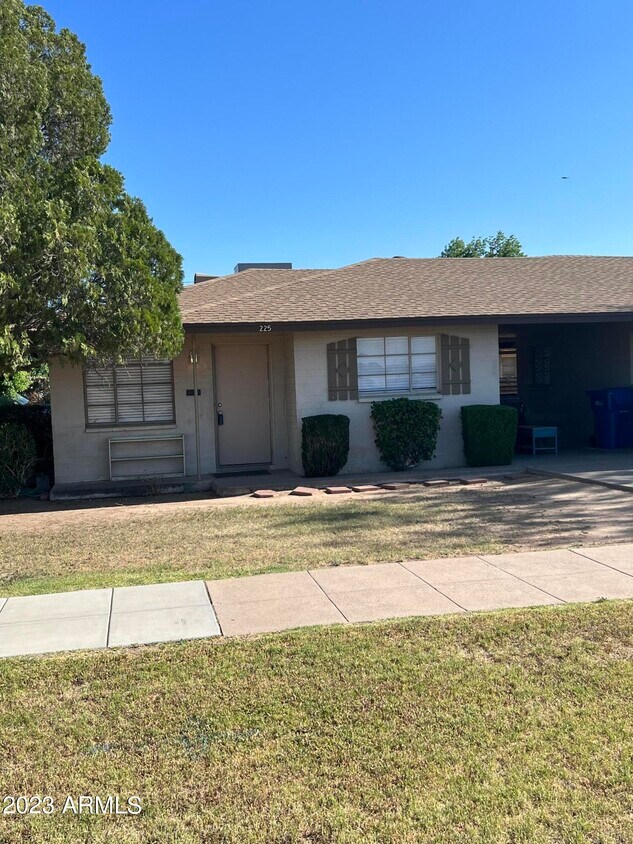 Foto principal - 225 W 2nd St