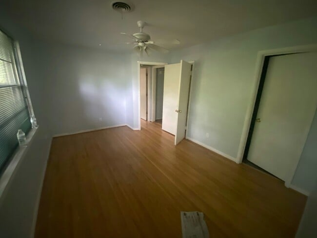 Building Photo - 200 Oak Ln