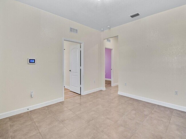 Building Photo - 10031 W Villa Cir